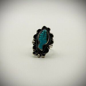 Vintage Carved Turquoise-Style Leaf Ring – Size 7.75 – Unmarked Silver-Tone